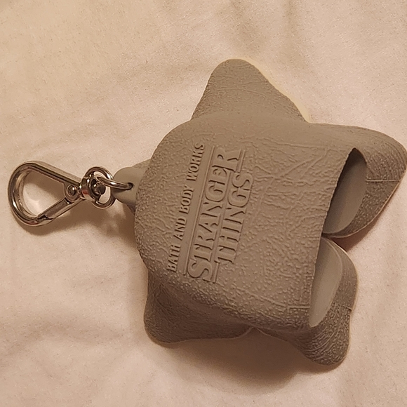 Netflix x Stranger Things Demogorgon Red Flower Keychain - Picture 2 of 3